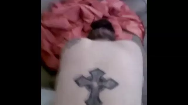 Guy films x porno français rend visite à une milf aux gros seins à l'hôtel